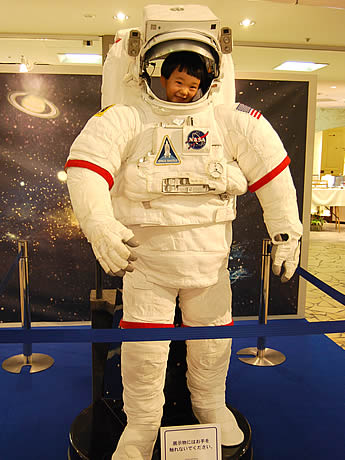 イムズで「宇宙みらい展」－宇宙服体験や打ち上げ生中継も - 天神経済新聞