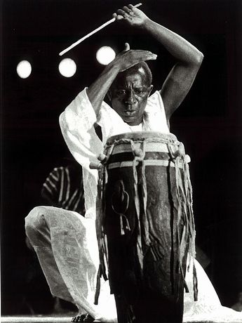 セネガル人間国宝のパーカッション奏者コンサート－関内ホール