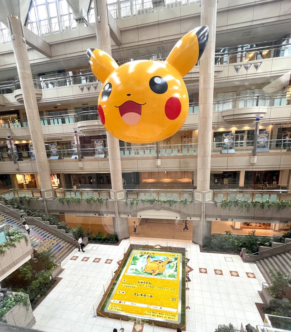 ランドマークプラザに巨大なピカチュウ ポケモンWCS - ヨコハマ経済新聞