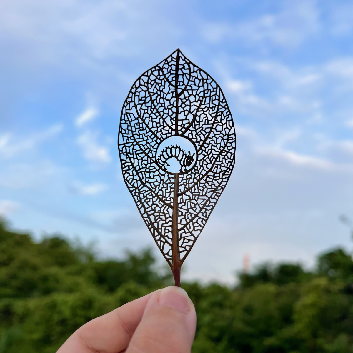 リトさん葉っぱ切り絵「葉らぺこあおむし」 - ヨコハマ経済新聞