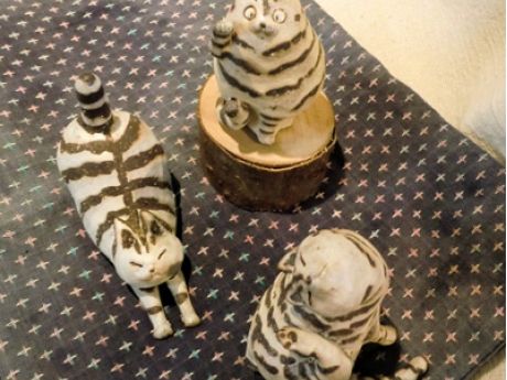 自由が丘の陶芸店で「ねこ展」－作家10人による器・置物など400点