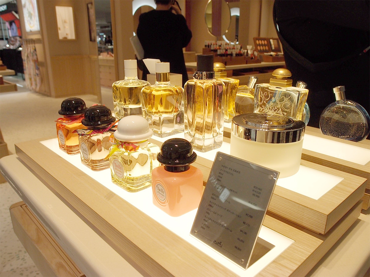 エルメス」のビューティーアイテムのゾーンに並ぶ香水 - 名駅経済新聞