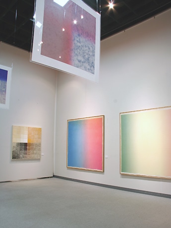 現代アーティスト・百瀬寿さん企画展－独自のグラデーション作品を網羅
