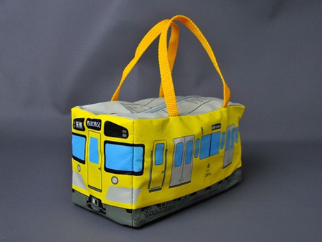 西武鉄道、新グッズは「黄色い電車バッグ」－ランチシリーズをピッタリ