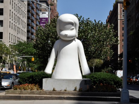 奈良美智さんの個展、ニューヨークで開催－路上にこま犬風の巨大