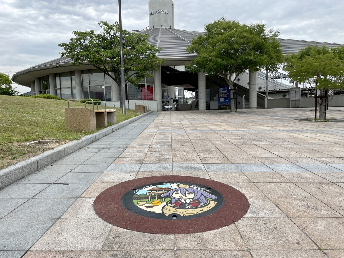 吉野ヶ里公園駅コミュニティホール」に設置された「山田たえ」を
