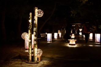 勝俣さんが初めて来店した際のサイン（左上から3番目）と記念写真（右