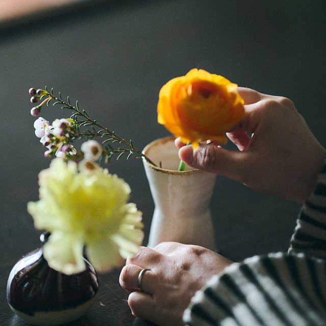 信楽焼の花入れ 鼓型 白｜園芸｜中川政七商店 公式サイト