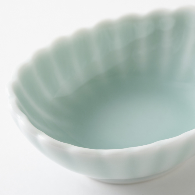 鍋島虎仙窯 鍋島青磁 菊楕円豆鉢｜食卓の道具｜中川政七商店 公式サイト