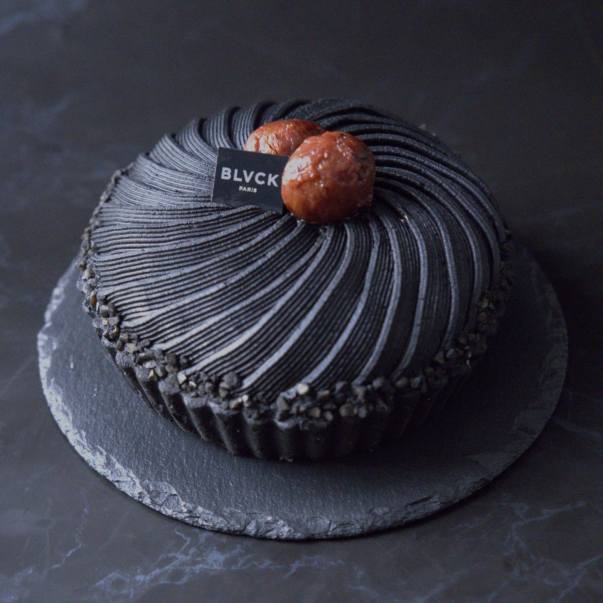 黒いフルーツのチーズムースドリップケーキ | BLVCK PARIS（ブラック