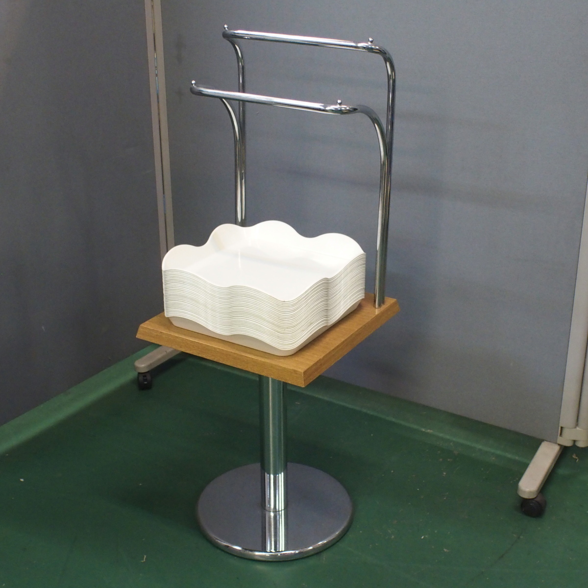 値下げ【中古品】シンプルセルフスタンド パン屋 トング・トレー 台