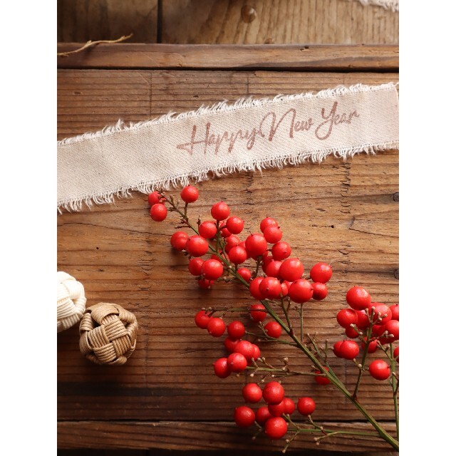 2022・新年を迎える門出に華やかな紅白しめ縄リース。お正月飾り。南天