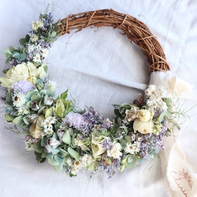 淡色○。春花クリスマスローズのハーフリース。ドライフラワーリース