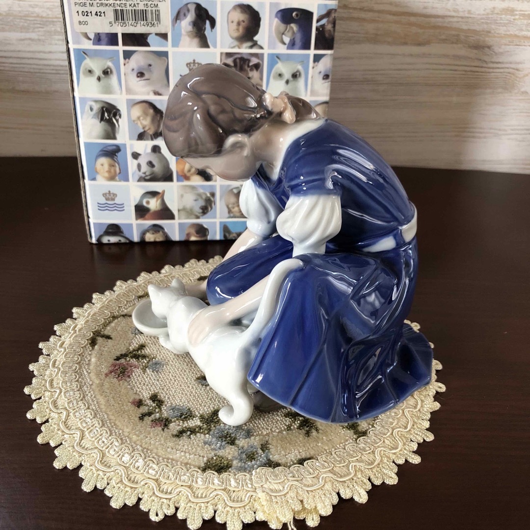 ロイヤルコペンハーゲン 猫にミルクをあげる少女 【公式通販】