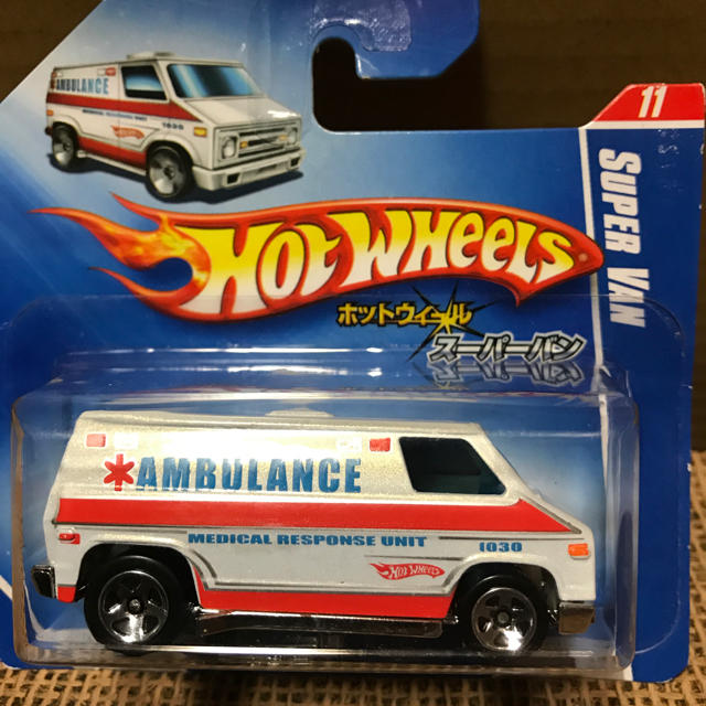 ホットウィール スーパーバンアンビュランスとミニバン2台セット
