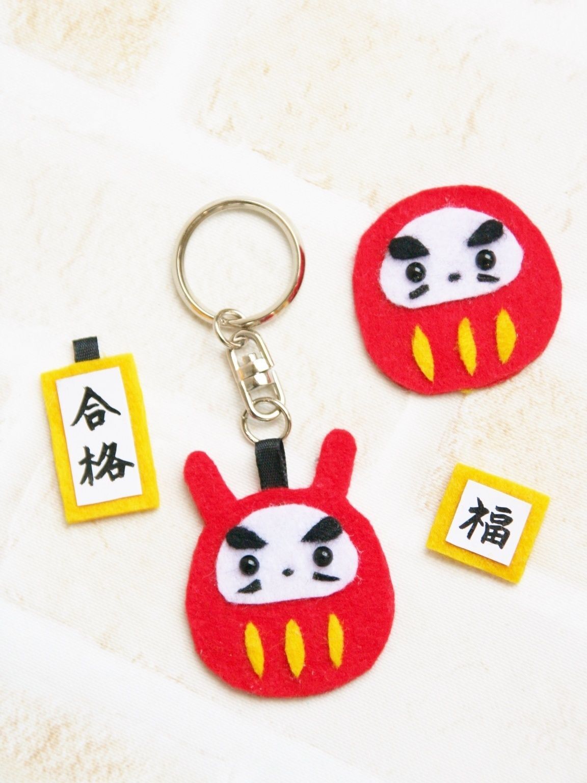 切って貼るだけ♪。フェルトで作るダルマさんのお守り｜ハンドメイドの