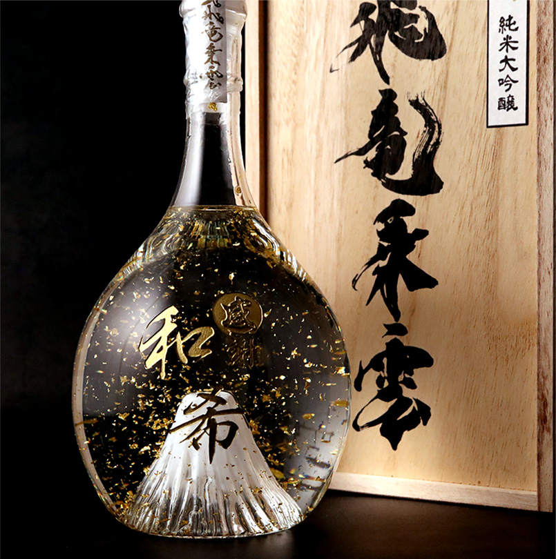 金粉、富士山入りの純米大吟醸 飛竜乗雲 900ml - お祝いに彫刻されたお