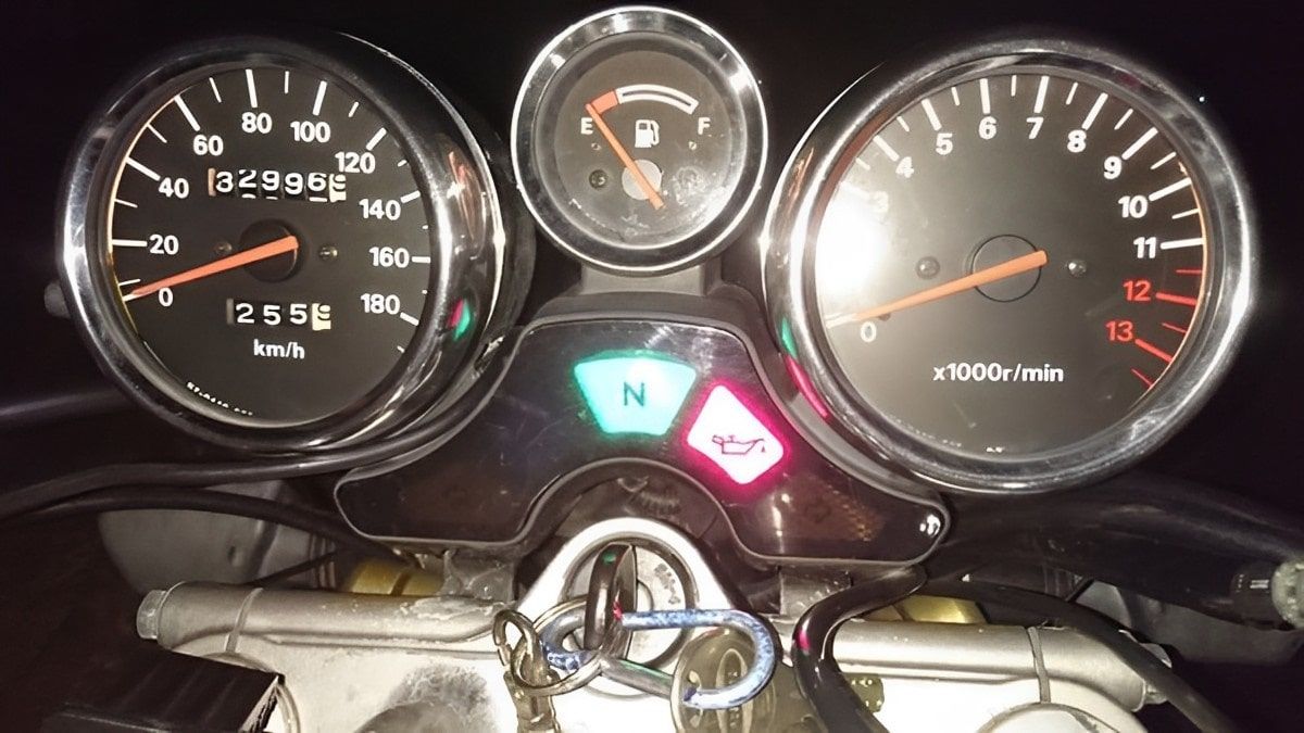 オイル警告灯が点灯する理由と対処法、バイクの場合は3種類の意味が