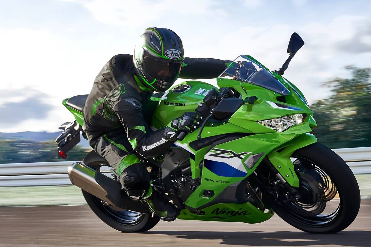 新車】2026年新型「ZX-4RR / SE」新色採用で9/1発売！ 価格は2万2000