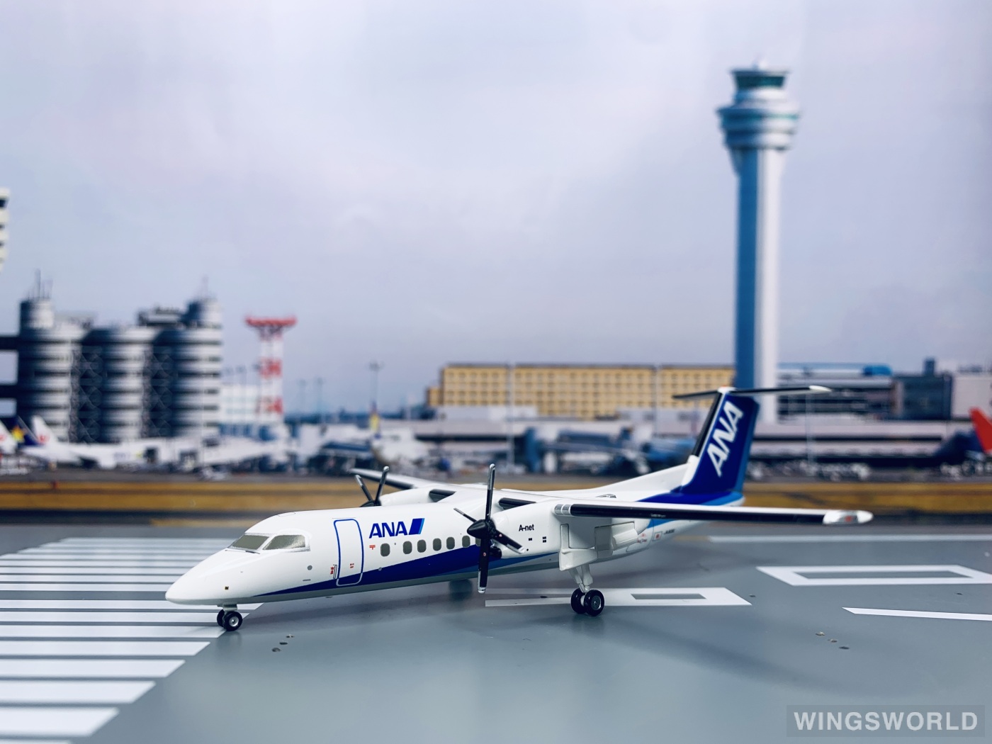 Hogan 1:200 Bombardier Dash 8-300 ANA 全日空DH28011 JA801K 的照片