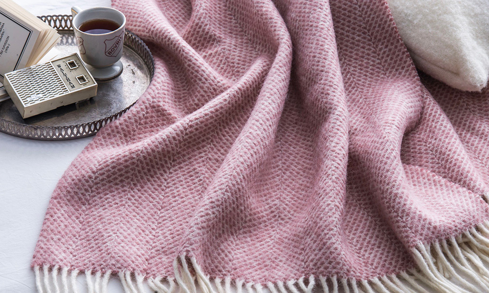 イギリスの老舗ラグメーカーピュアウールを厳選したツイードミルの