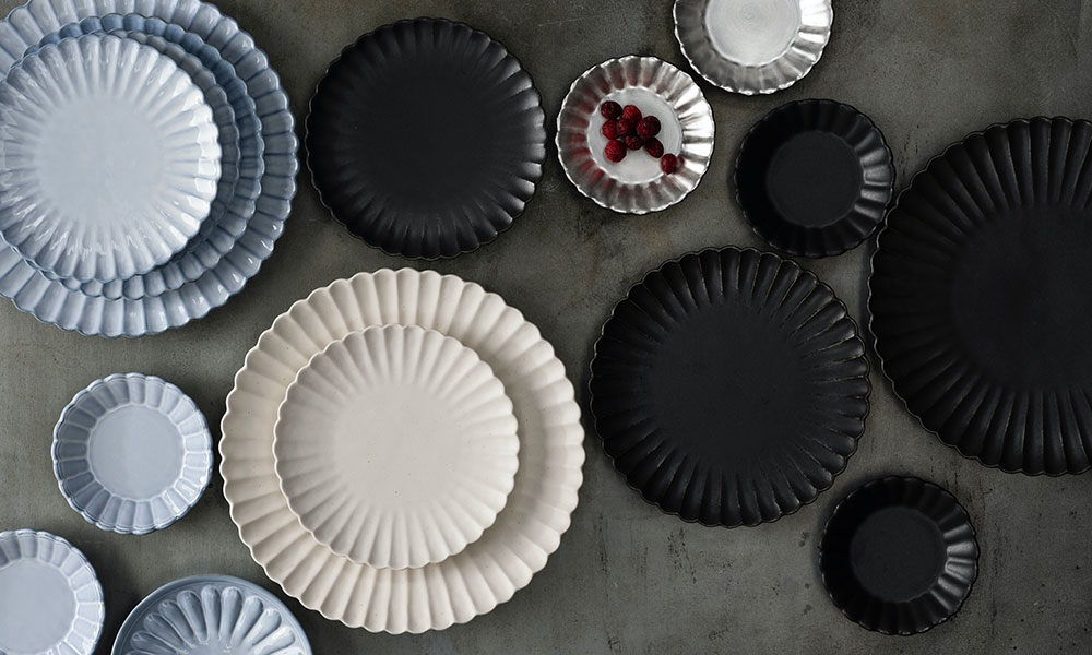 モダンな菊皿 斬新な色使いや仕上げで 伝統的な器の魅力を再発見