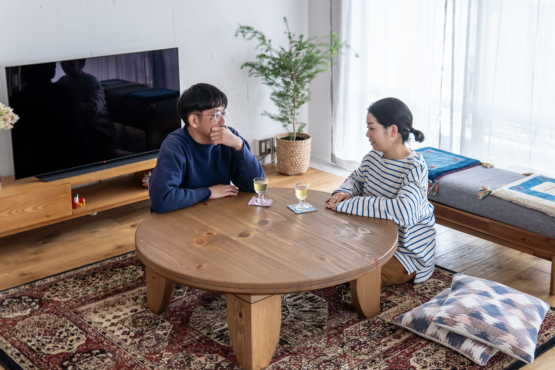 夫婦2人の55㎡リノベーションテーブルも椅子もいらないちゃぶ台を囲む