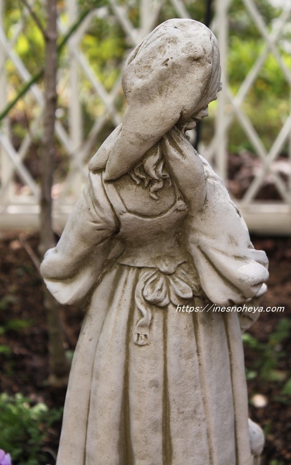 英国カントリーの美しい村娘セシルと子羊リリー（英国製ガーデン