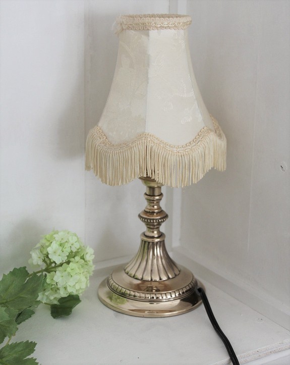 英国アンティークのクラシックな布シェードと真鍮テーブルランプの