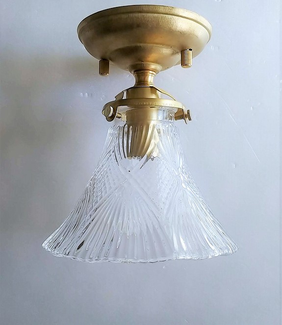 ダイヤカットの素敵なガラスランプシェードと真鍮フランジが素敵な
