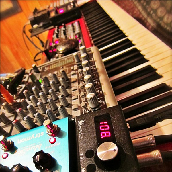 MIDI信号などのタイミングのズレを高精度に改善するクロック