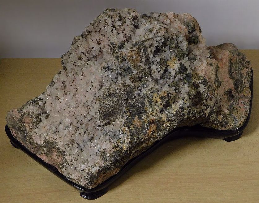 山水石美術館」 水石・美石を紹介 積丹ルビー (稲倉石鉱山の桜マンガン)