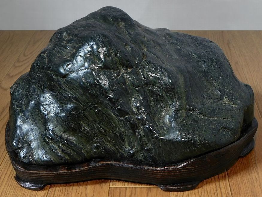 緋山酔恭「山水石美術館」 全国の水石・美石を紹介 神居古潭石 (輝緑