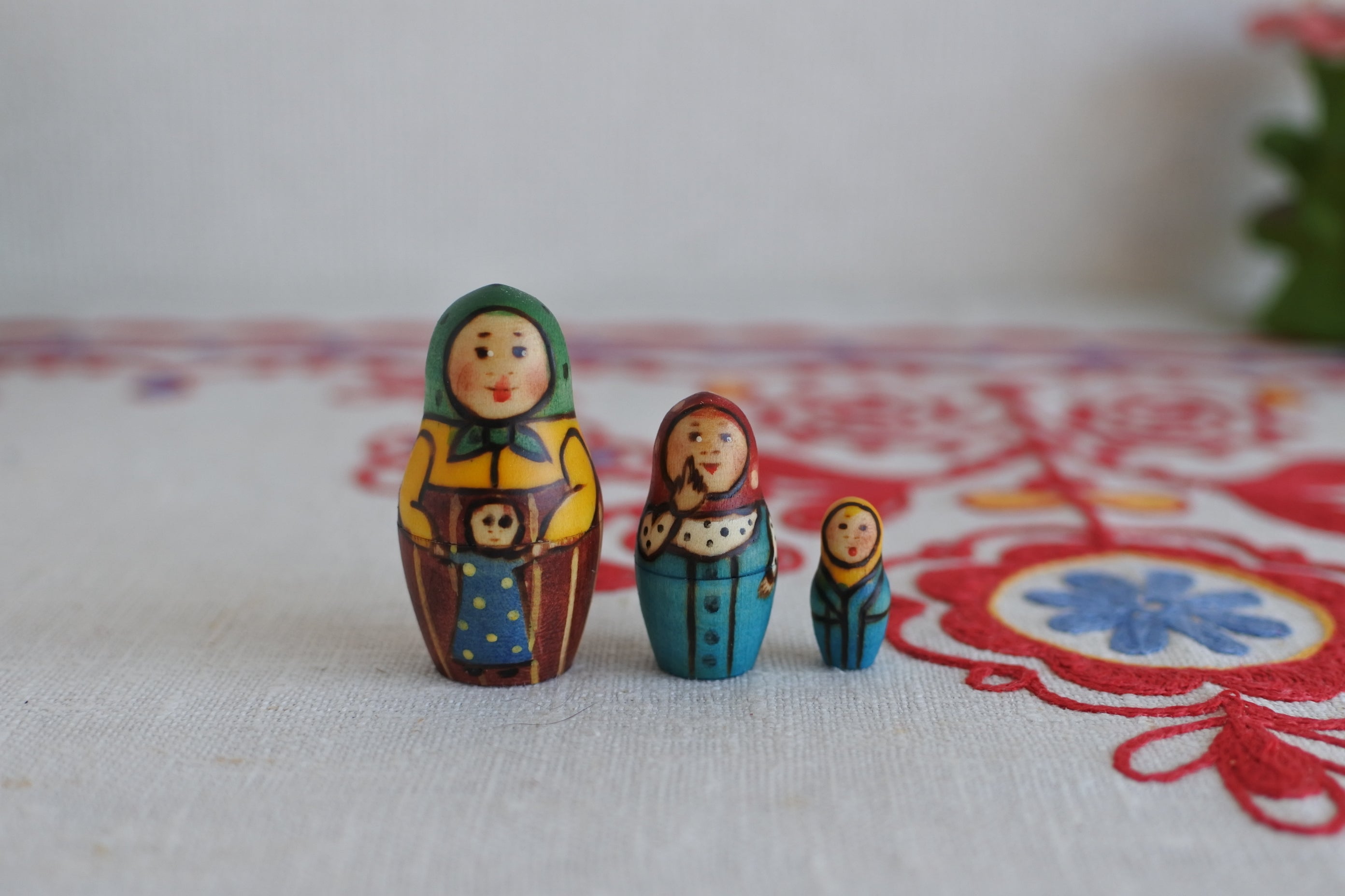 1900年復刻版マトリョーシカ 8ピース やまぶき色のプラトーク 一番最初