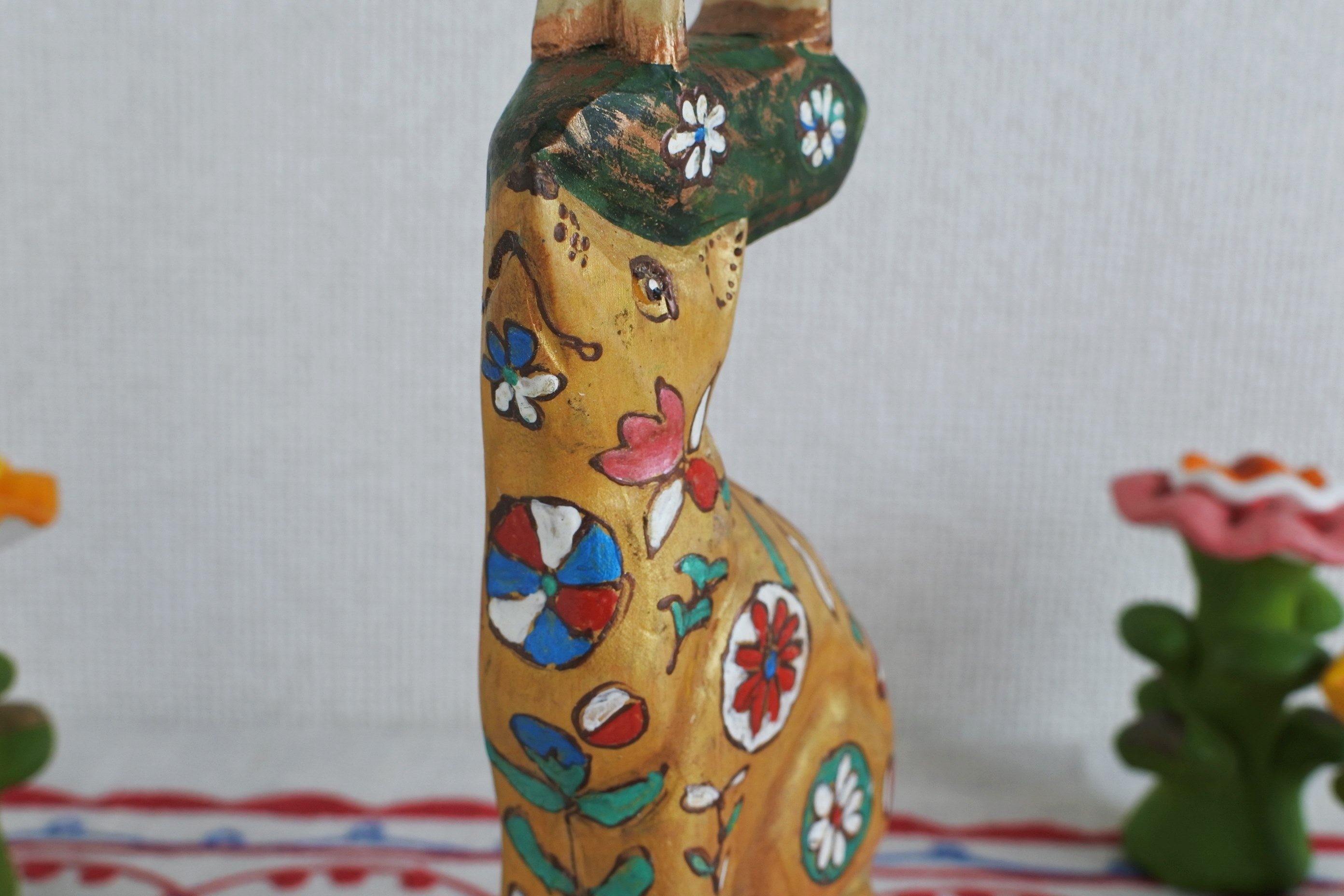 ミハイル・スラビンスキーの木彫りの人形 馬とキツネ 木の人形 ロシア