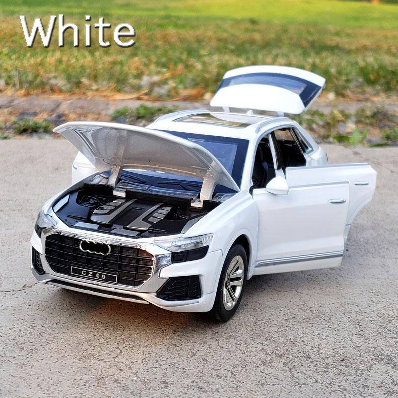 アウディ Q8 1/24 ミニカー 全3色 ライト点灯 エンジンサウンド 合金