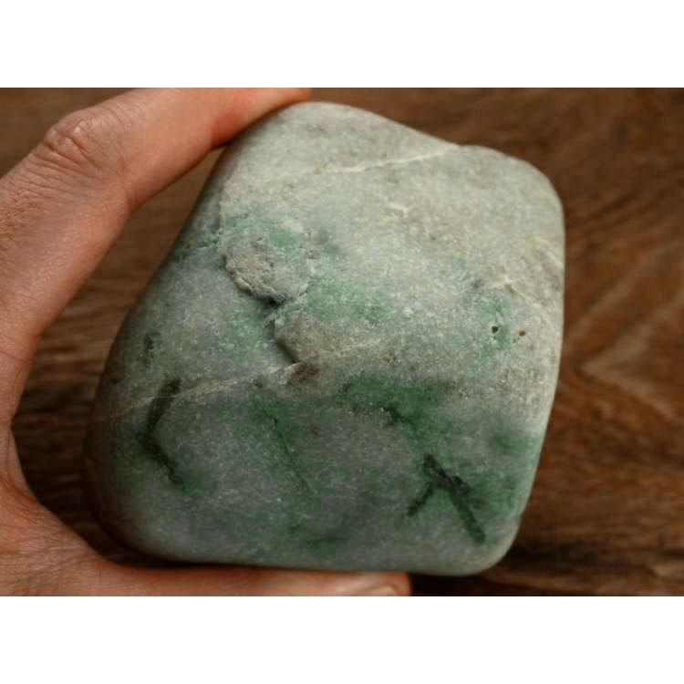 糸魚川翡翠漂石 G00541 83mm*75mm*48mm 糸魚川 ひすい 原石 海中翡翠