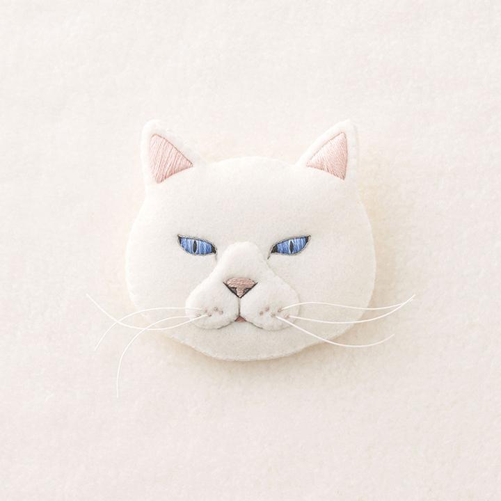 フェルトと刺繍でつくる 猫のブローチ キット シロ NSB-3 | フェルト
