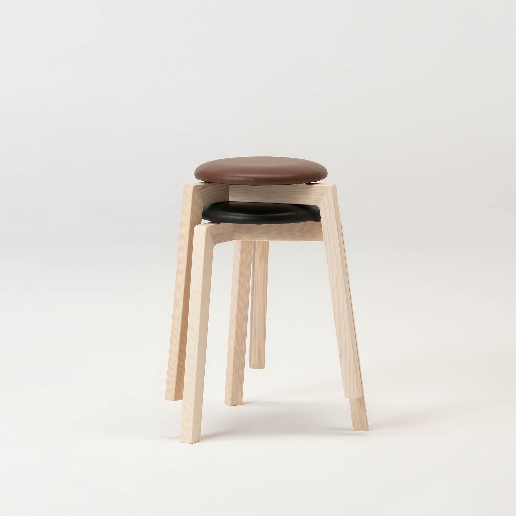 旭川家具 スツール | Stacking Stool 02 センの木 | 革座 ダークブラウン |