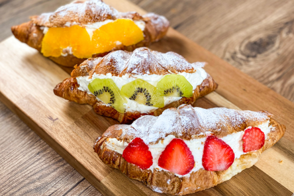 閉店】サクサク×ジューシーなクロワッサンフルーツサンドが人気！北区