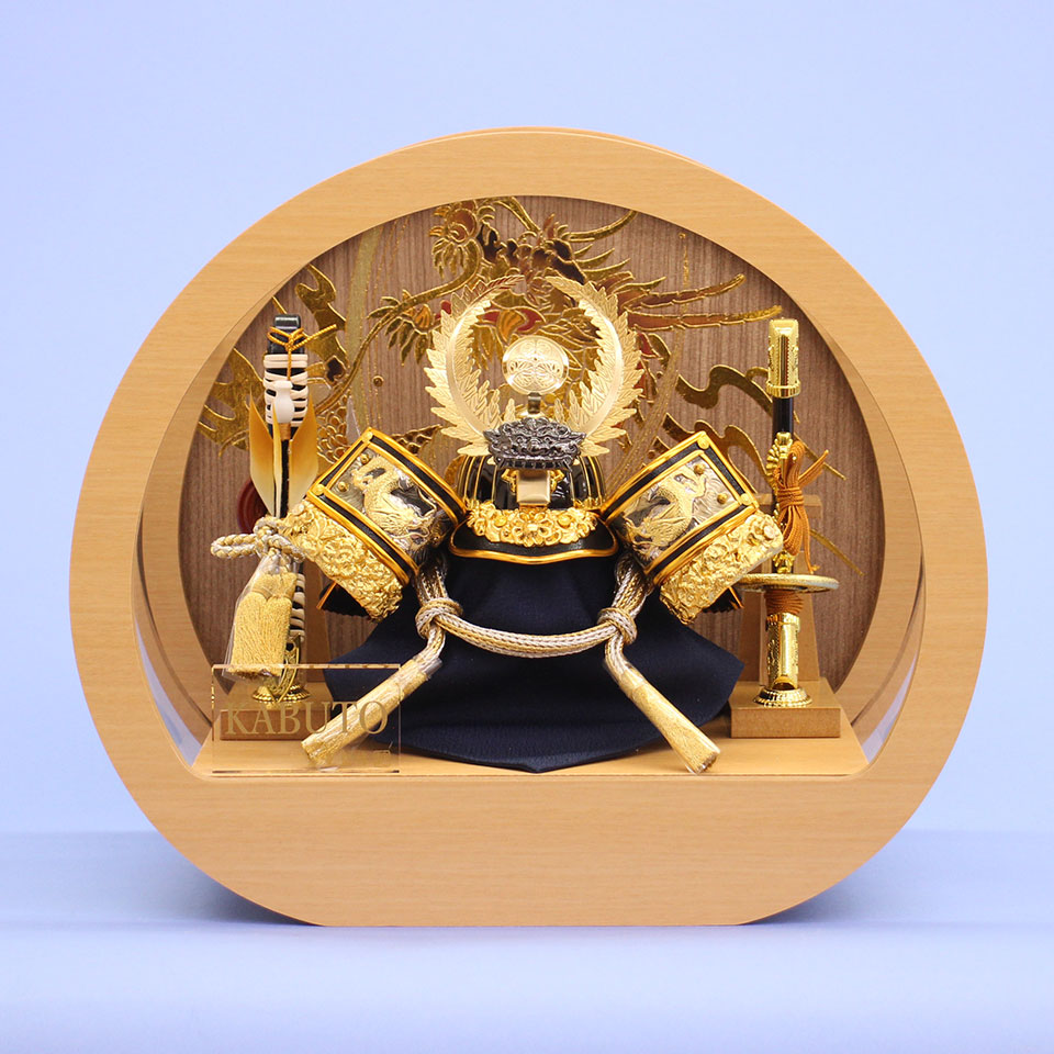 五月人形 兜ケース飾り 高さ29.5㎝ 徳川家康兜 木目調丸型 – 寿鳳人形