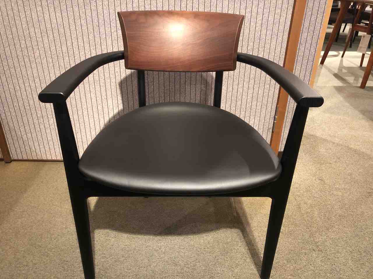 柏木工・三次元曲面で構成されたシックアームチェア・PDC02K | 住賓館