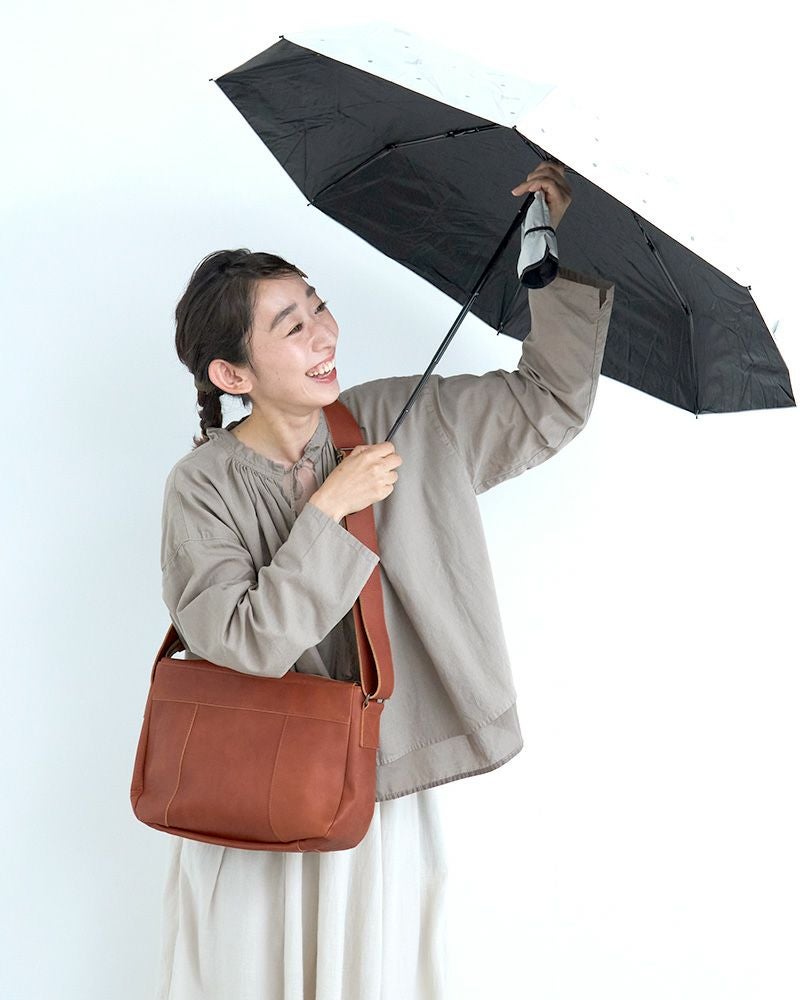 通勤・通学の頼れる味方！防水レザーの大容量ショルダーバッグ