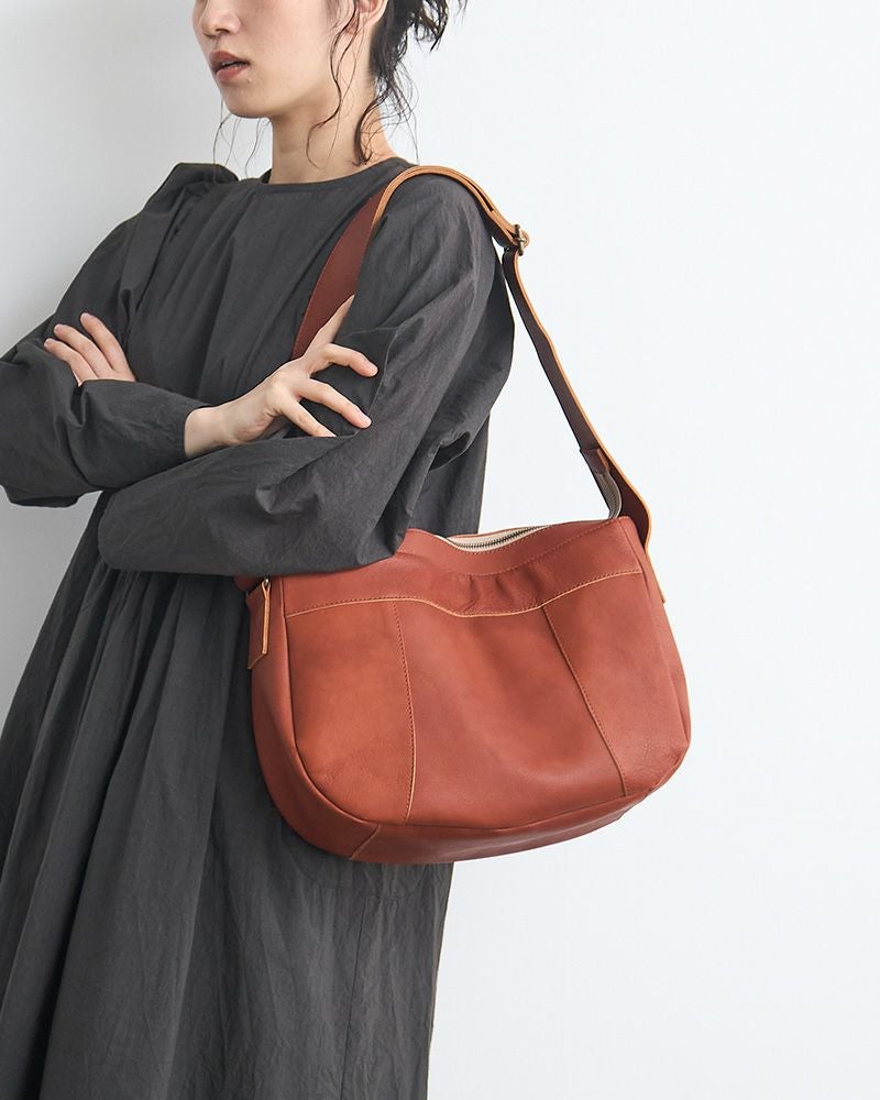 通勤・通学の頼れる味方！防水レザーの大容量ショルダーバッグ