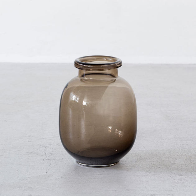 暮らし」×「花」 ガラス フラワーベース ブラウン POT – KANADEMONO