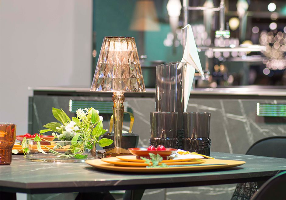 人気の照明にビッグサイズが誕生！「ビッグバッテリー」｜Kartell