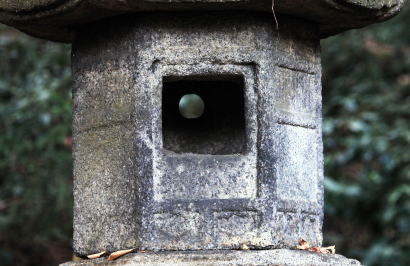 関蝉丸神社石燈籠（時雨灯籠）