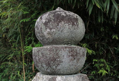 東小（ひがしお）墓地の石塔と石仏