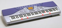 カシオ、携帯とつなげば楽譜をダウンロードできる電子キーボード