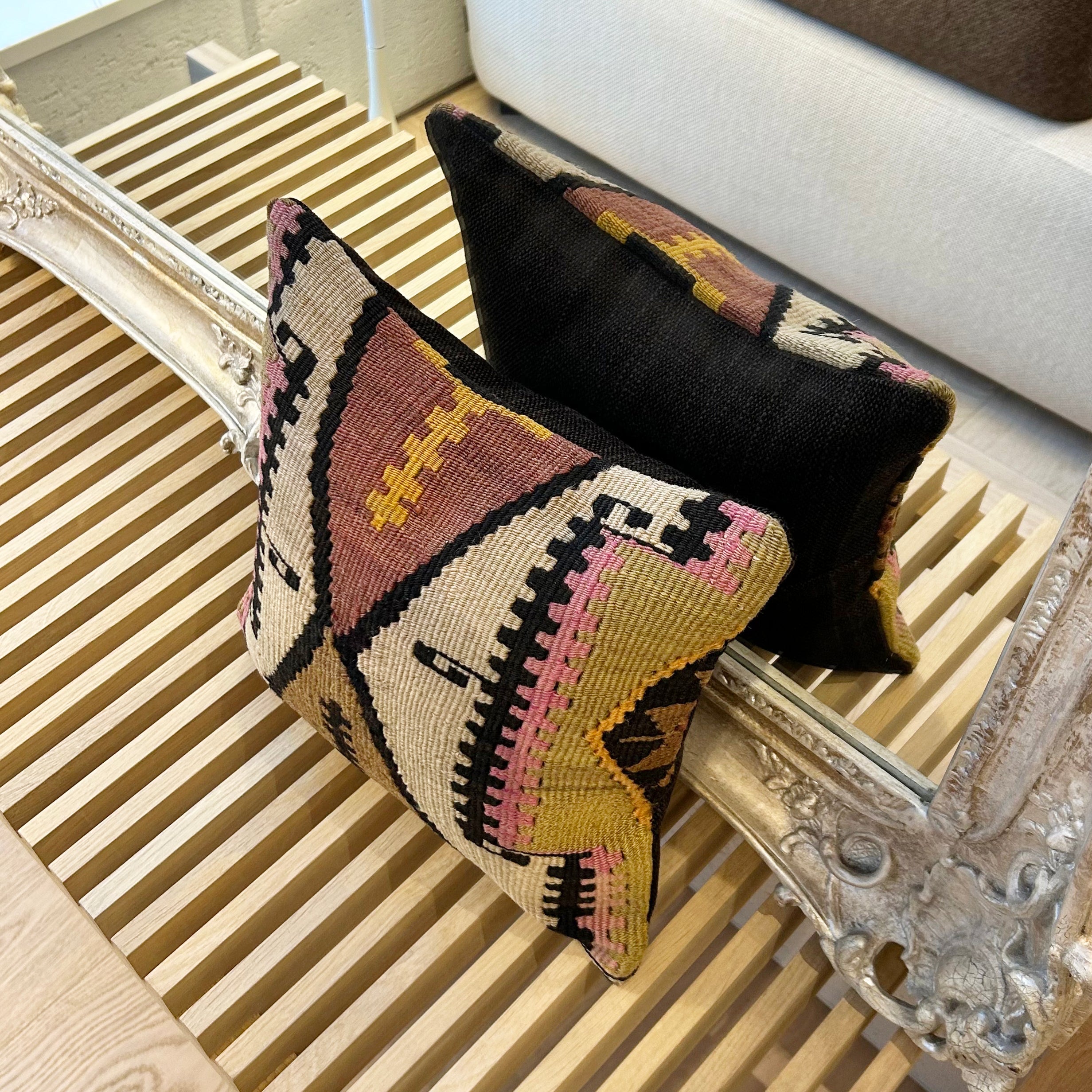 オールドキリム キリムクッションカバー 35×35㎝ (C-14418) – キリム屋